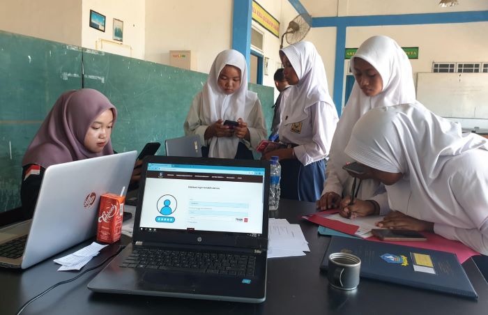 Beberapa calon peserta didik mendatangi sekolah untuk mendaftar pada hari pertama PPDB SMKN 1 Seri Kuala Lobam di Desa Kuala Sempang, Kecamatan Seri Kuala Lobam, Selasa (11/6/2024) siang.