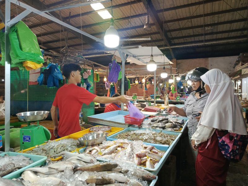 Suasana pasar Mega Legenda Batam.