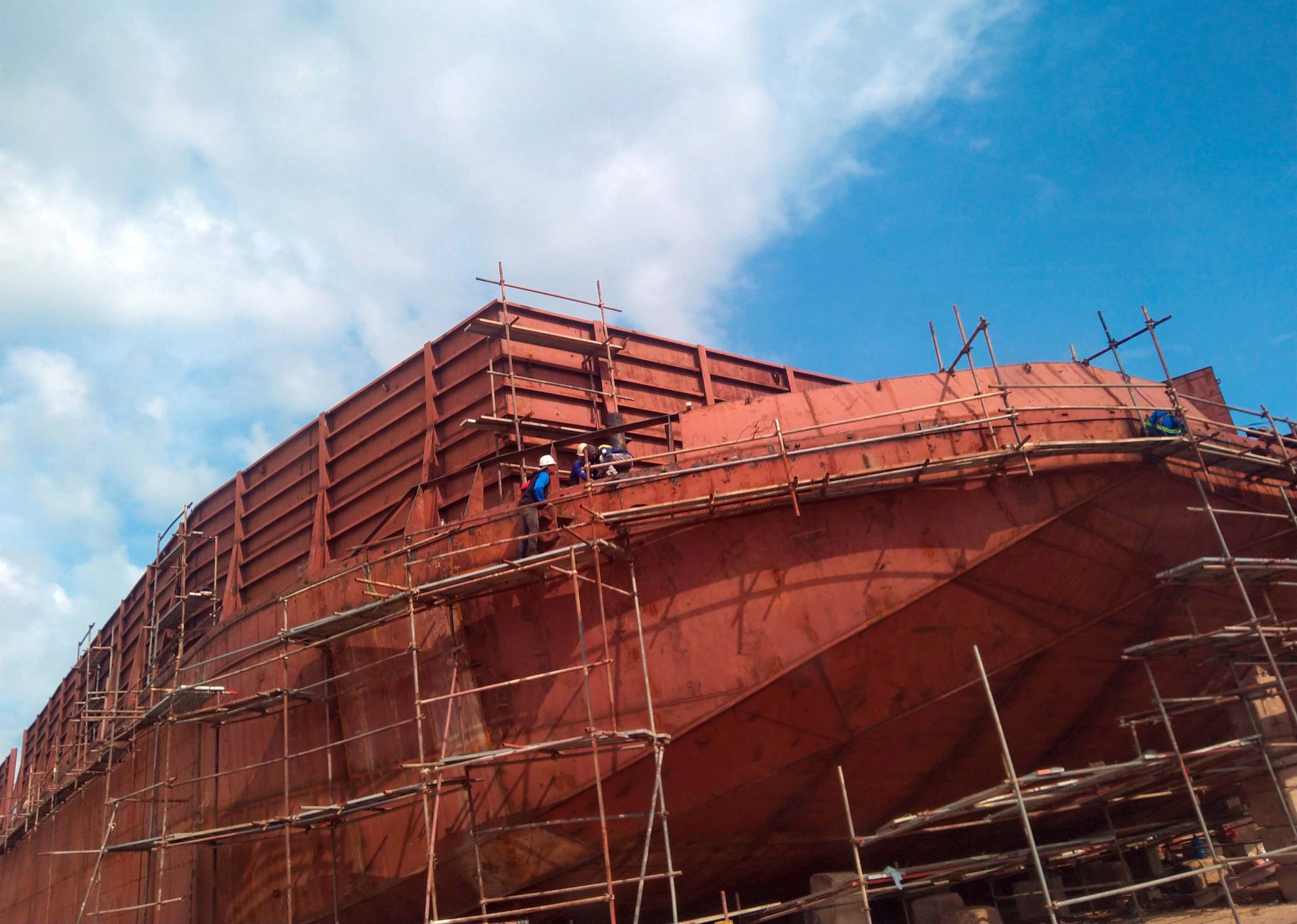 Pekerja menggesa pembangunan kapal tongkang di galangan kapal di Sagulung, Selasa (7/5).