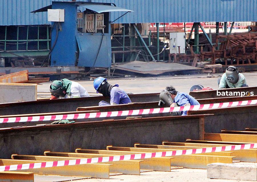 Pekerja galangan kapal menggesa pembangunan kapal di Sagulung, Jumat (16/2) lalu. Tenaga welder salah satu yang paling dibutuhkan di Batam.
