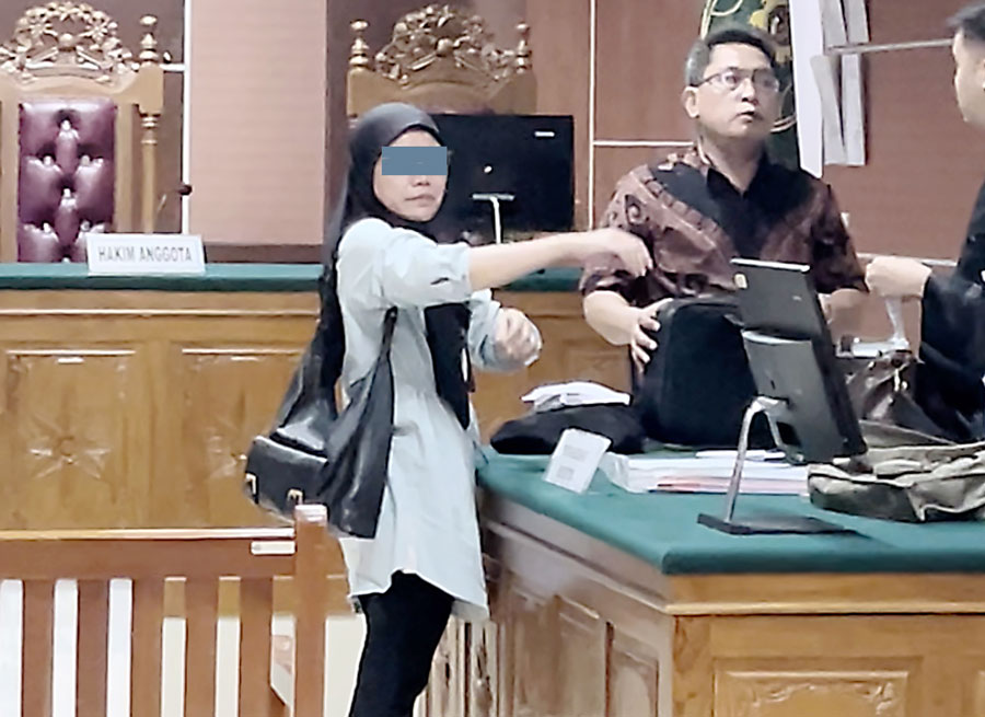 Roliati, usai divonis 1 tahun percobaan (tidak harus menjalani hukuman) di PN Batam, Senin (10/6).