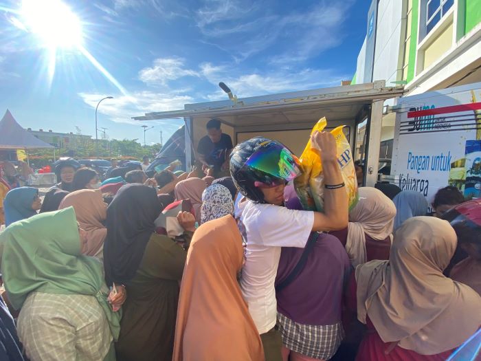 Warga berebutan membeli beras SPHP kemasan 5 Kg saat GPM di Jalan Bandara, pekan lalu.