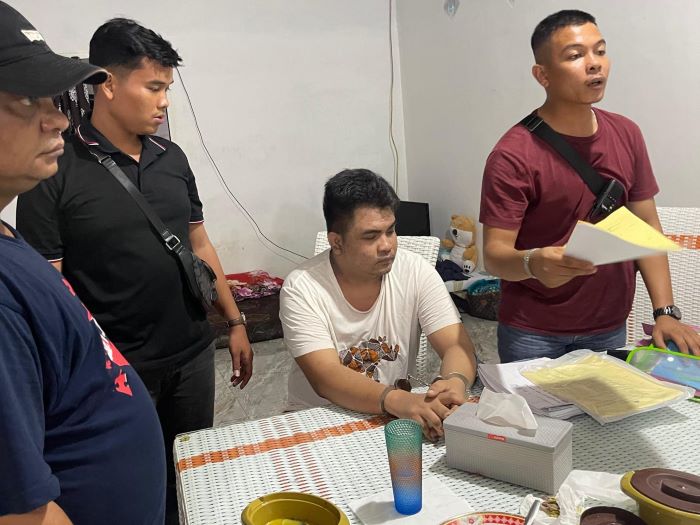 Pelaku penipuan, AS (baju putih) pasrah saat diamankan tim Jatanras Polres Kepulauan Anambas di meja makan kediamannya