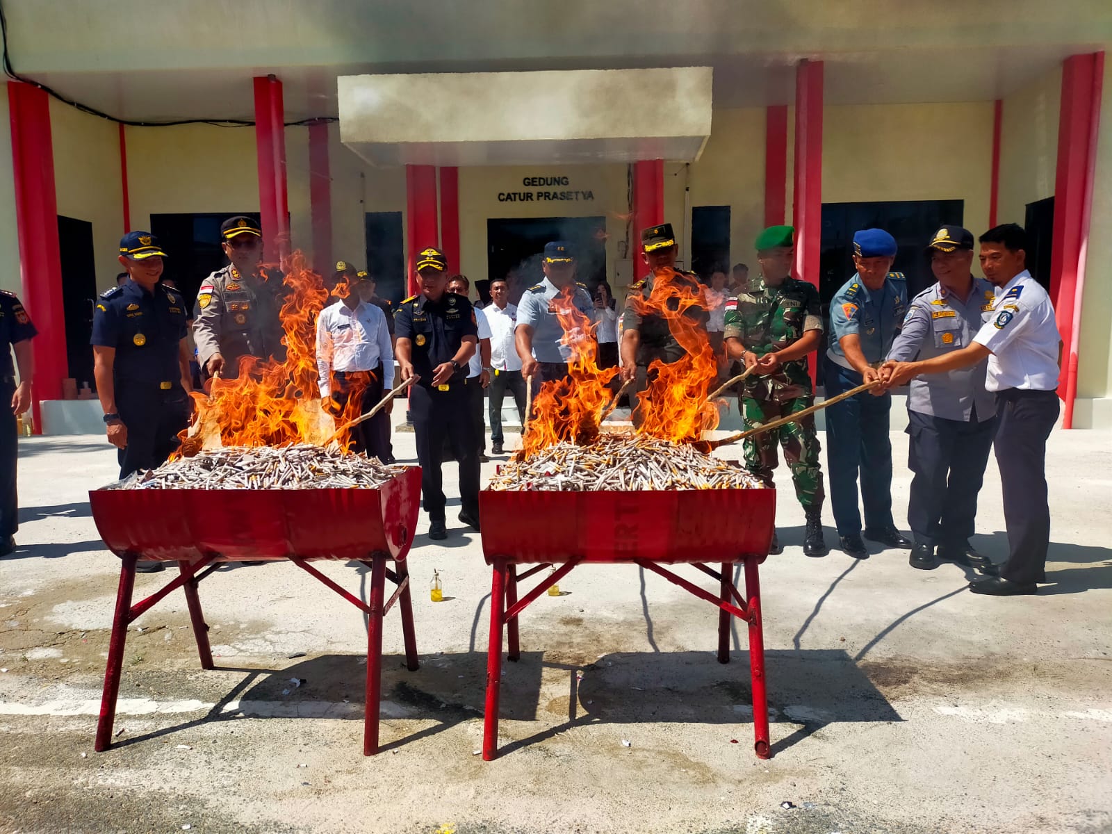 Pemusnahan rokok ilegal di Mapolres Natuna