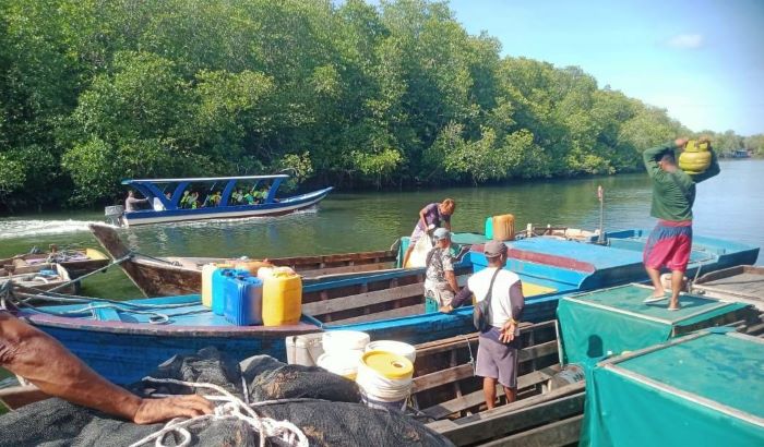 Sejumlah nelayan mempersiapkan perlengkapan untuk dibawa ke laut di pelabuhan Kawal, baru-baru ini.