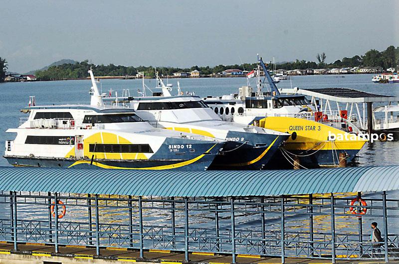 ILUSTRASI, sejumlah kapal feri tujuan Batam ke Singapura dan Malaysia sandar di Pelabuhan Internasional Sekupang, Minggu (20/12).
