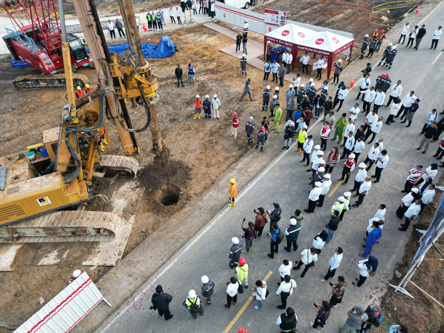 Suasana pemasangan tiang pancang pertama pembangunan jalan layang (flyover) Sei Ladi pada Senin pagi (4/2/2024).