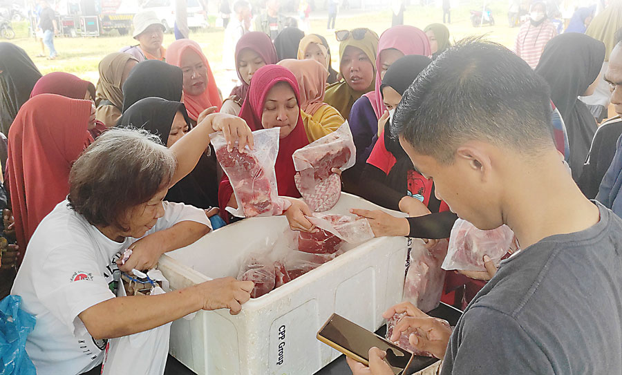 Warga antusias membeli daging sapi beku yang dijual pada operasi pasar murah di Perumahan Cendana, Batam Kota, Jumat (5/4) lalu.