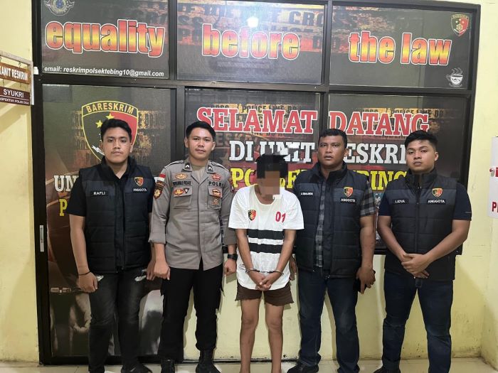 Polisi menunjukkan tersangka pelaku hipnotis atau pelaku pencurian dengan pemberatan yang ditangkap di Tanjungbatu, Kundur.