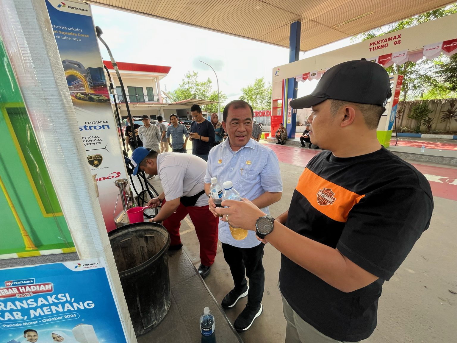 Kadisperindag Kota Batam, Gustian Riau dan Kanit Tipiter Polresta Barelang, Iptu Dody saat mengecek Pertamax bercampur air di SPBU 14294721 KDA Batamkota. Foto: Yashinta/ Batam Pos