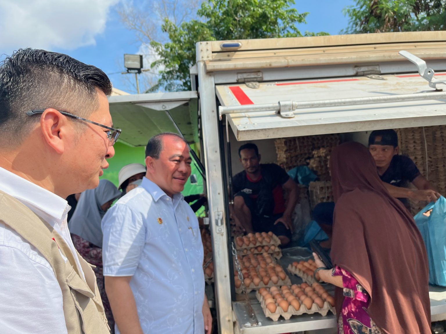 Kepala Dinas Perindustrian dan Perdagangan Kota Batam, Gustian Riau saat di operasi pasar murah di Pesona Asri. Foto: Yashinta/ Batam Pos