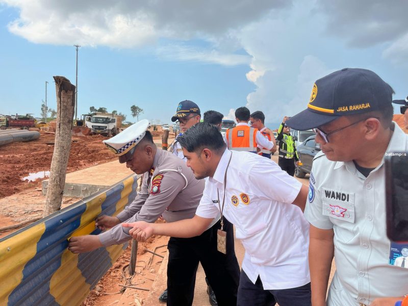 BPTD Kelas II Kepri memasang ratusan stiker alat pemantul cahaya (APC) di sekitaran Jalan Bundaran Punggur yang tengah diperbaiki.