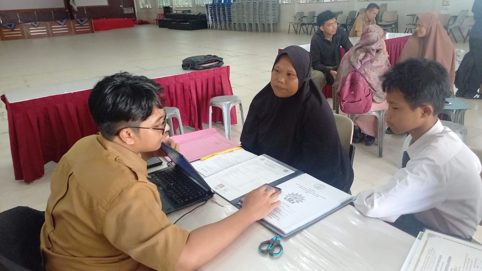 Orangtua dan calon peserta didik saat mendaftar di hari terakhir pelaksanaan PPDB SMK di SMKN I Batam, Kamis (13/6). Foto: Eusebius Sara/ Batam Pos