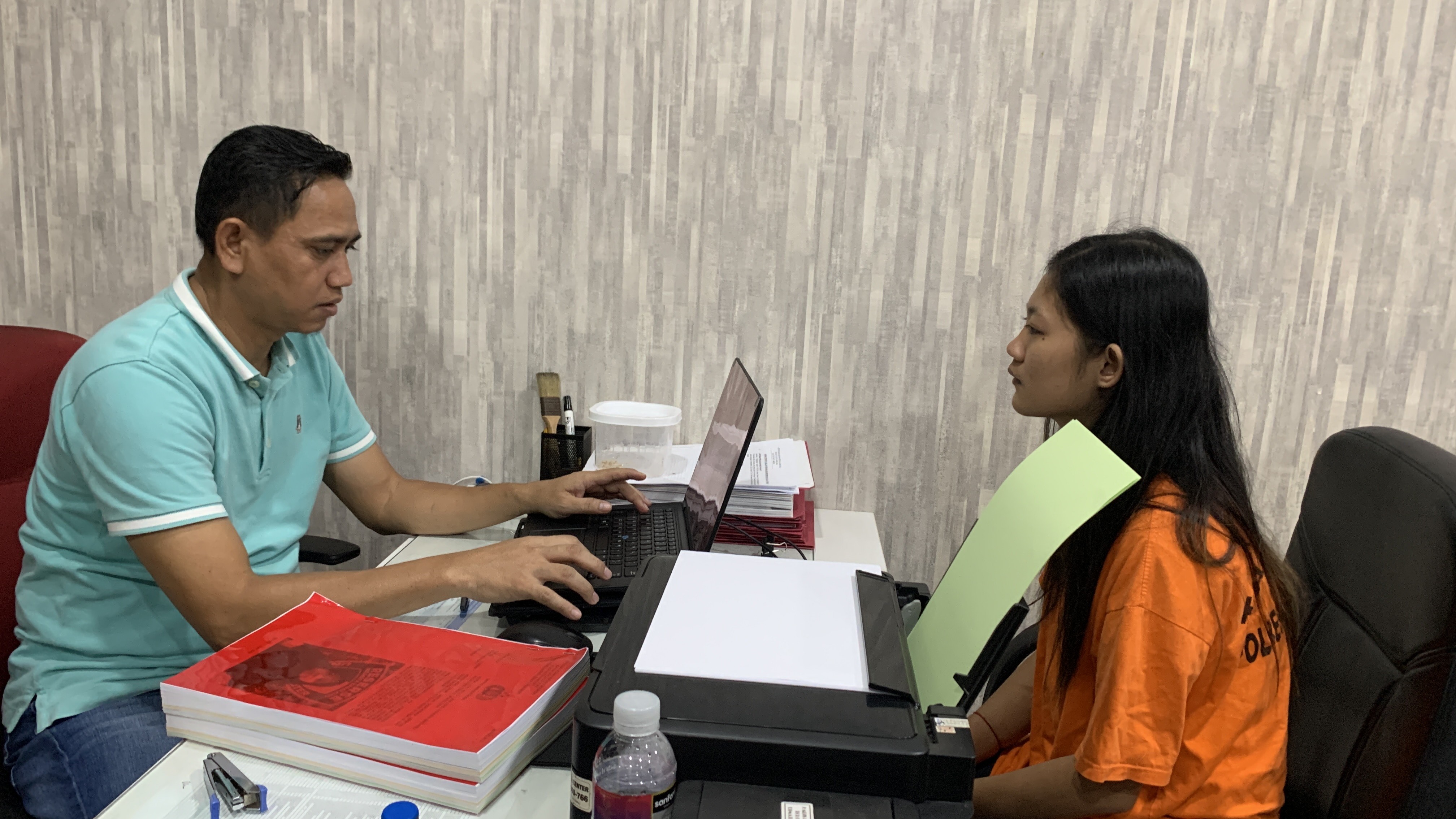 Pelaku pencurian ratusan unit ponsel perusahaan PT Sat Nusapersada menjalani pemeriksaan di Polresta Barelang.