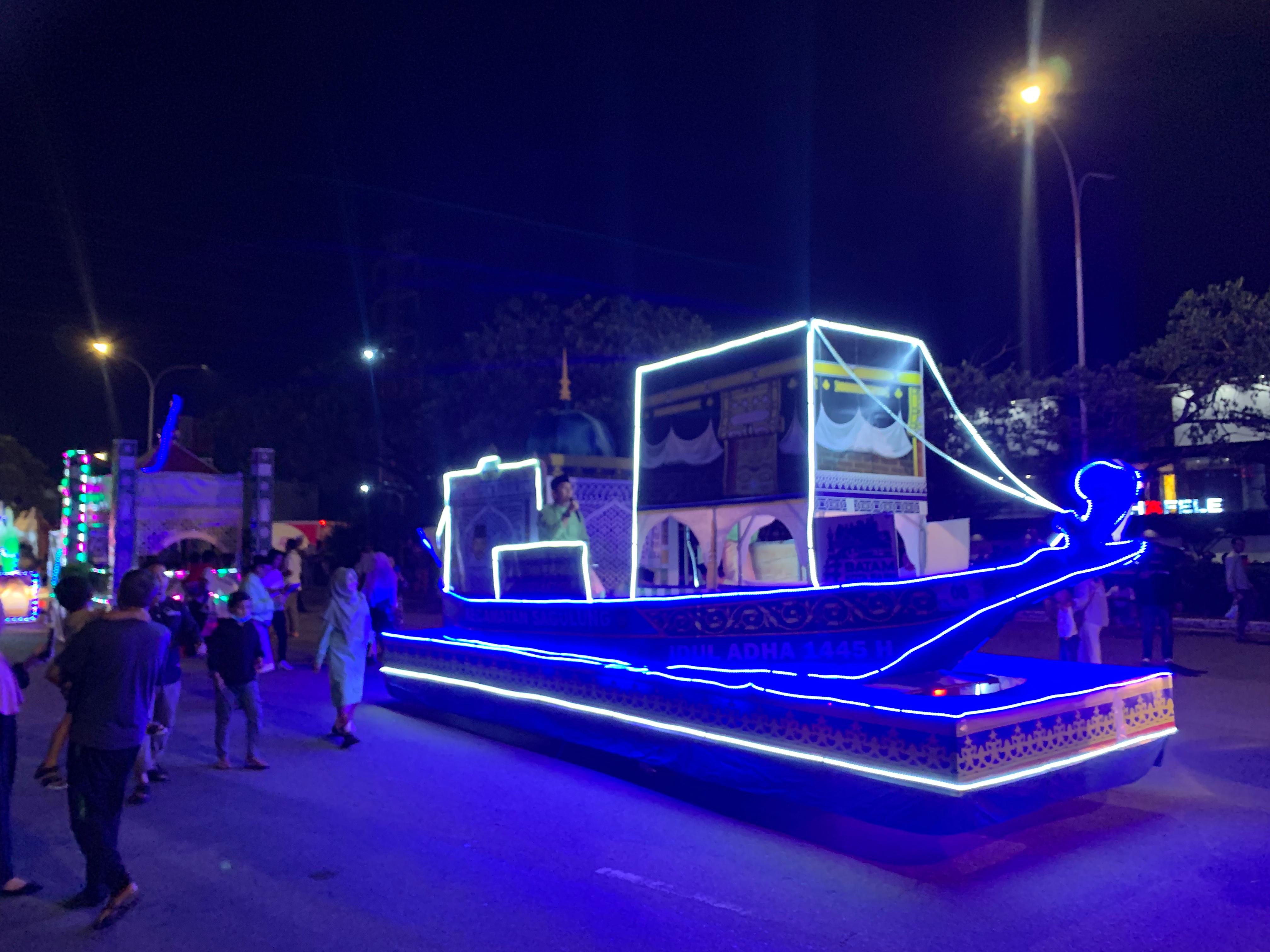 Pawai mobil hias pada malam takbiran di Engku Hamidah, Batam Centre.
