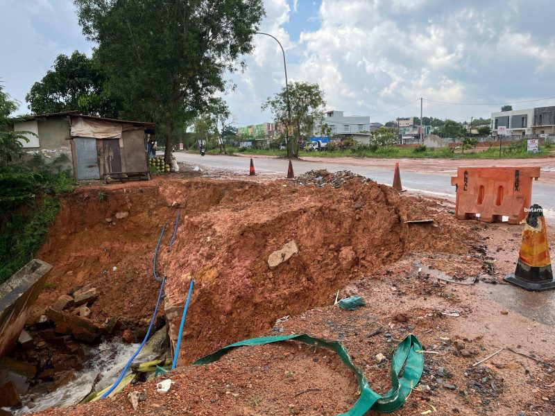 Jalan Dang Merdu, Batubesar, Nongsa yang amblas beberapa waktu lalu belum selesai diperbaiki.