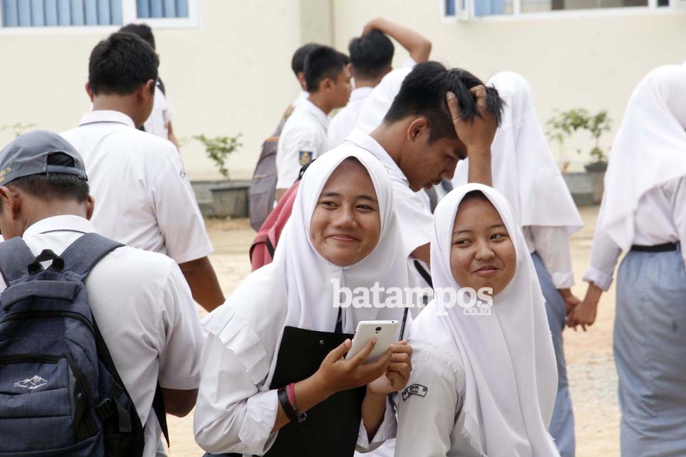 Siswa dan siswi SMAN 19 Batam berkumpul di halaman sekolah. Pemprov Kepri mengganggarkan biaya untuk SPP gratis bagi SMA dan SMK.