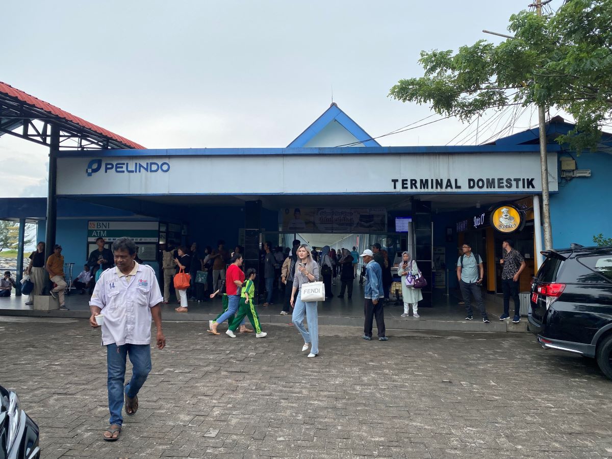 Suasana di depan gerbang terminal domestik Pelabuhan SBP Tanjungpinang, Rabu (19/6).