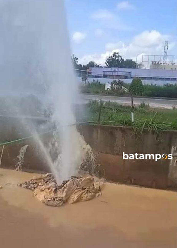 Kebocoran pipa air bersih di depan Taman Makam Pahlawan (TMP) Bulan Gebang Batam di Batuaji, Kamis (20/6) siang. F Tangkapan Layar video warga.