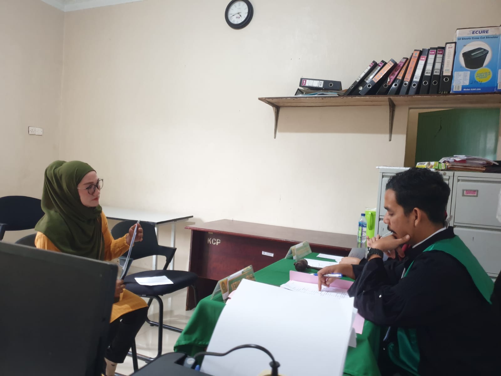 Seorang warga sedang mengikuti sidang keliling yang digelar Pengadilan Agama Tarempa