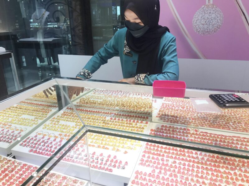 Harga emas perhiasan di Batam naik.