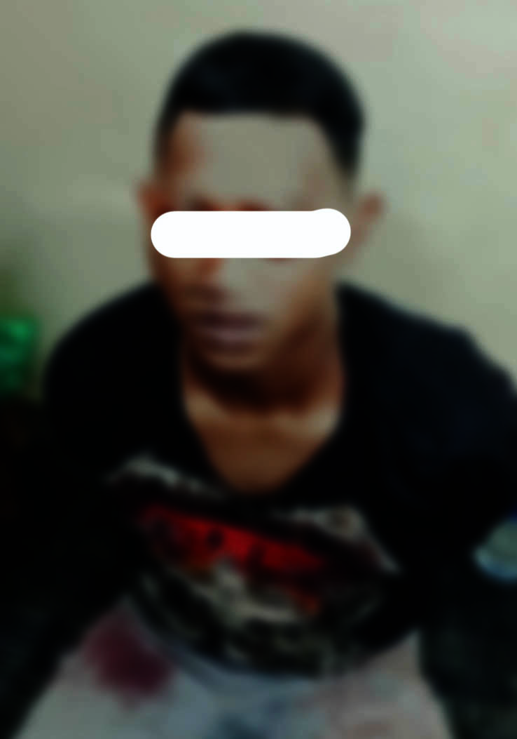 Pelaku Ar saat diamankan polisi.