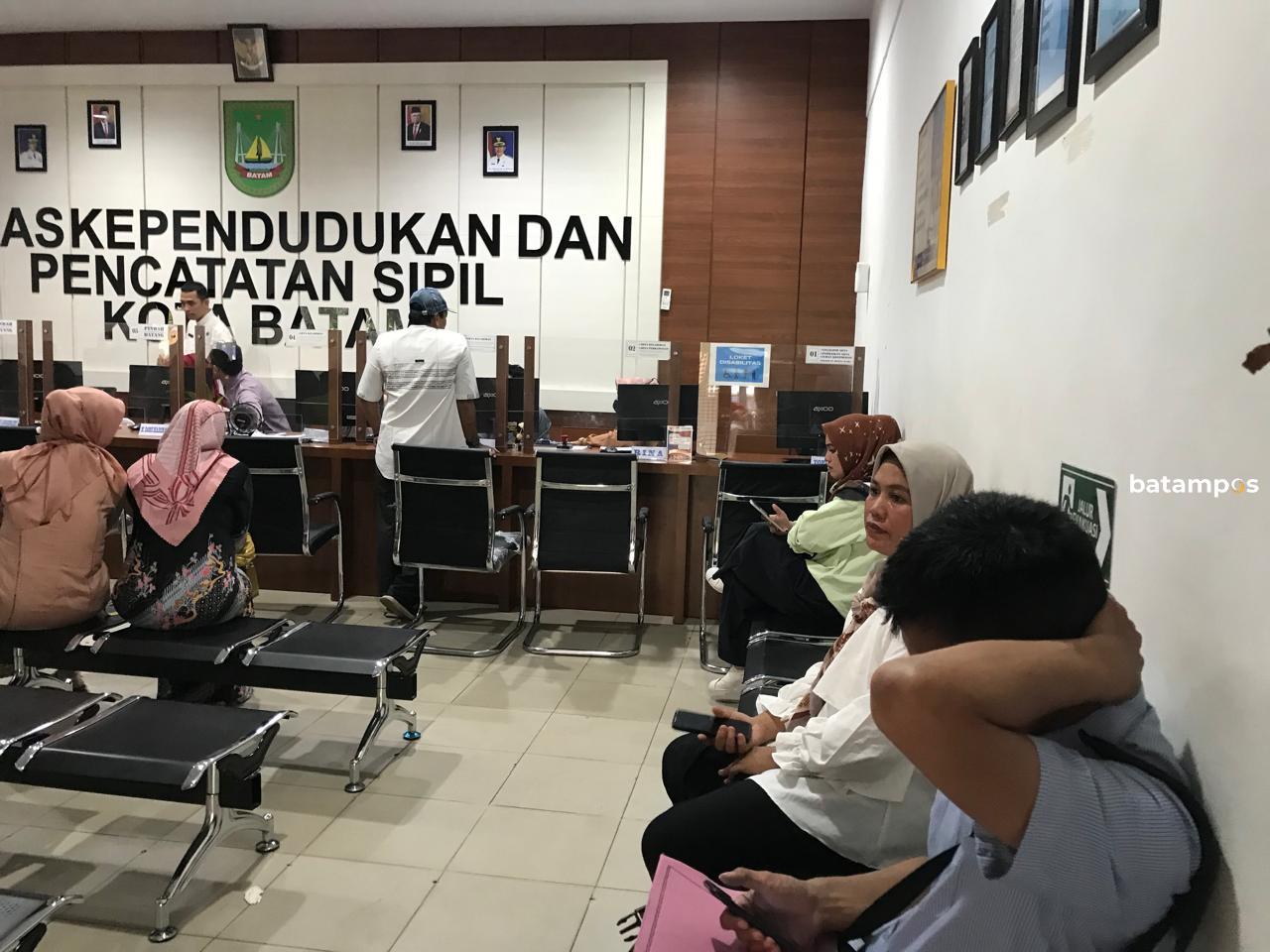 Warga saat mengurus dokumen di Kantor Dinas Kependudukan dan Catatan Sipil (Disdukcapil) Kota Batam.