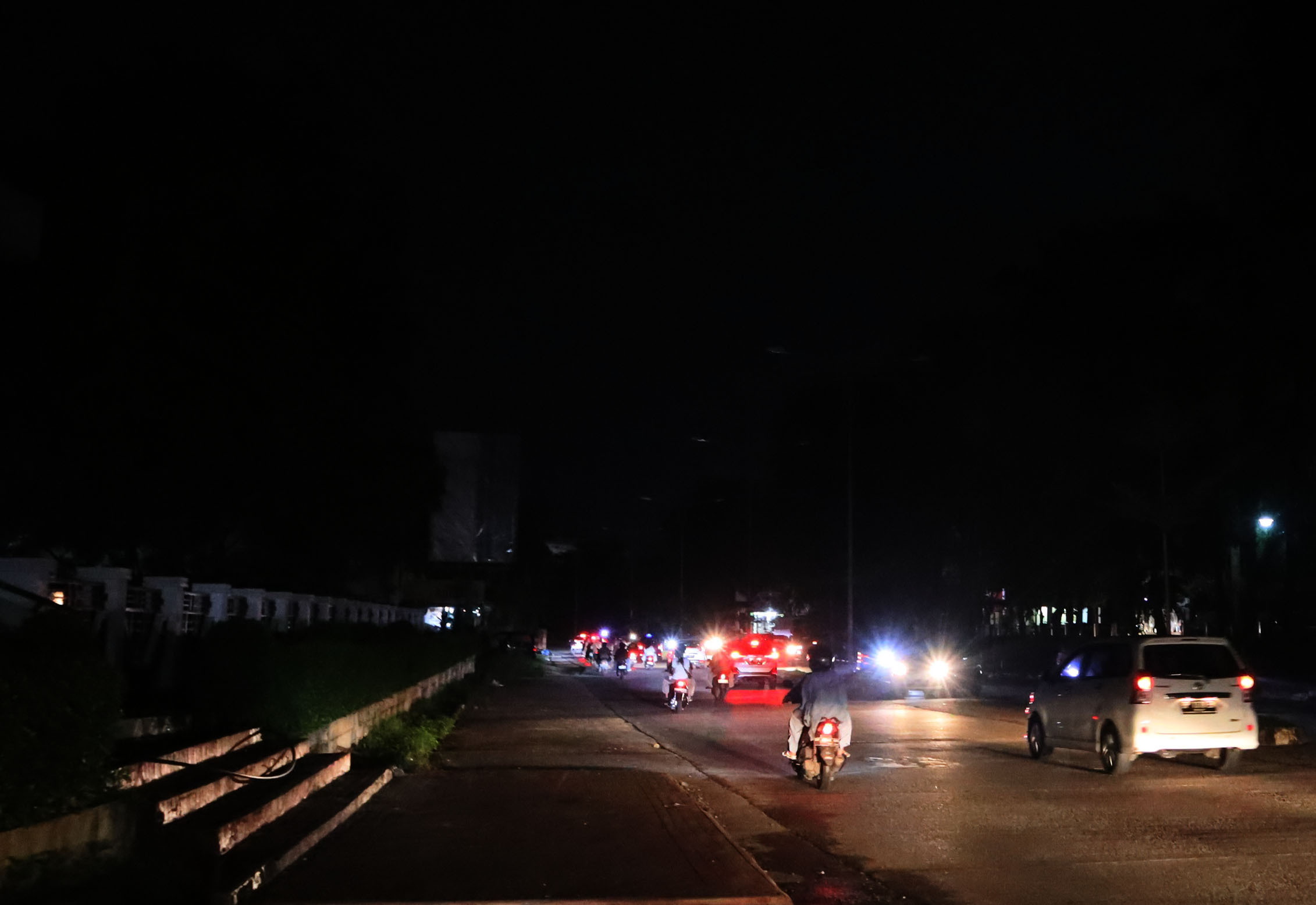 Deretan lampu penerangan jalan di Jalan Raja Isa padam, Sabtu (22/6). Tiang lampu yang padam mulai dari simpang Bank Indonesia sampai gedung LAM.