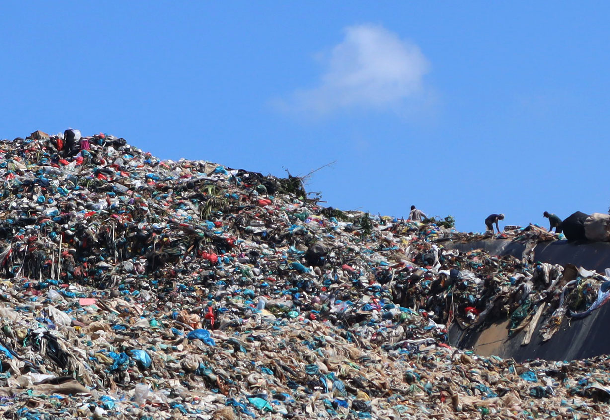 Tumpukan sampah yang menggunung memenuhi area Tempat Pembuangan Akhir (TPA) Punggur, Rabu (26/6).