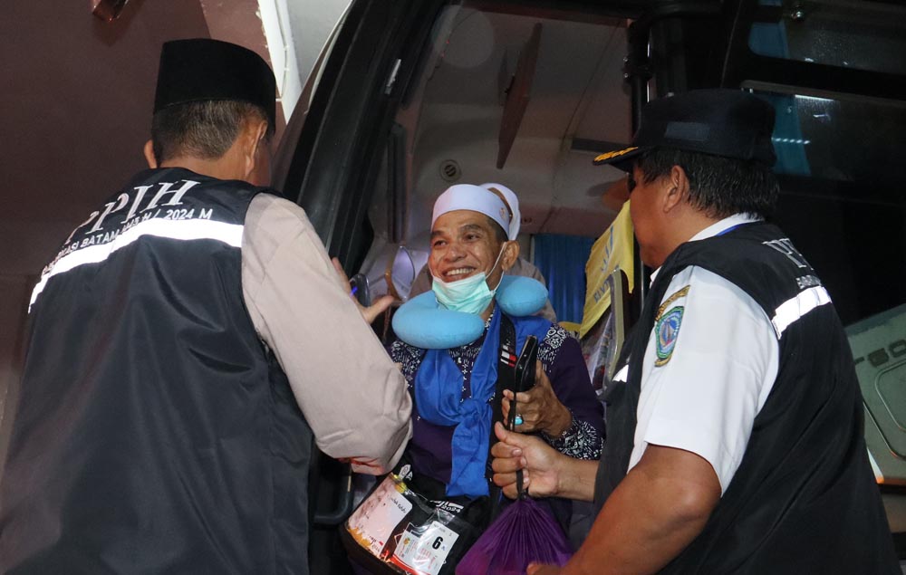 Jemaah Haji Debarkasi Batam tiba di Asrama Haji Batam, Minggu (23/6). F Cecep Mulyana/Batam Pos