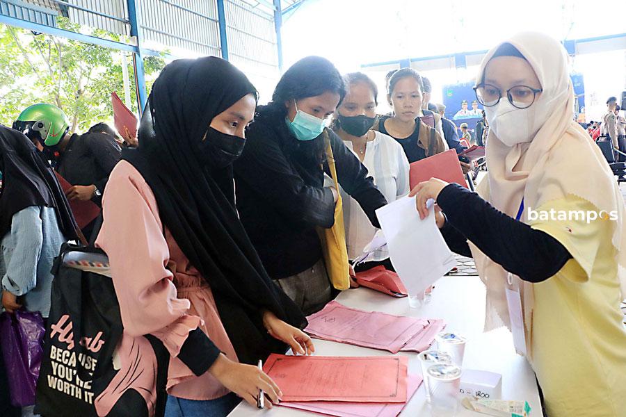 Pencaker antre memasukkan lamaran kerja di SP Plaza, Sagulung, beberapa waktu lalu. Pendatang yang masuk ke Batam sepanjang tahun ini didominasi pencaker maupun pindah tugas.