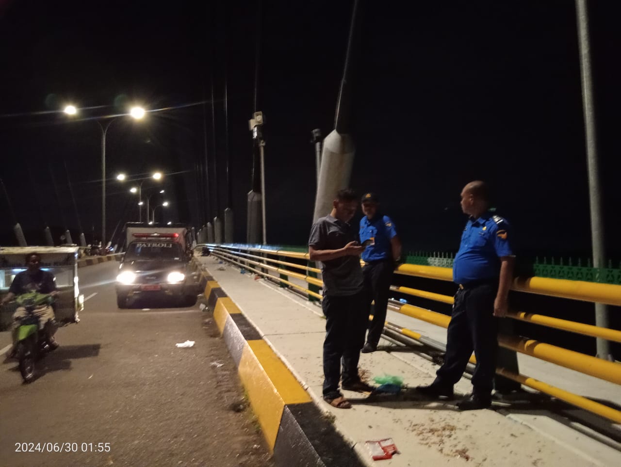 Petugas patroli dan sosialisasi kepada masyarakat di Jembatan I Barelang seiring maraknya warga yang lompat dari ikon Batam tersebut.