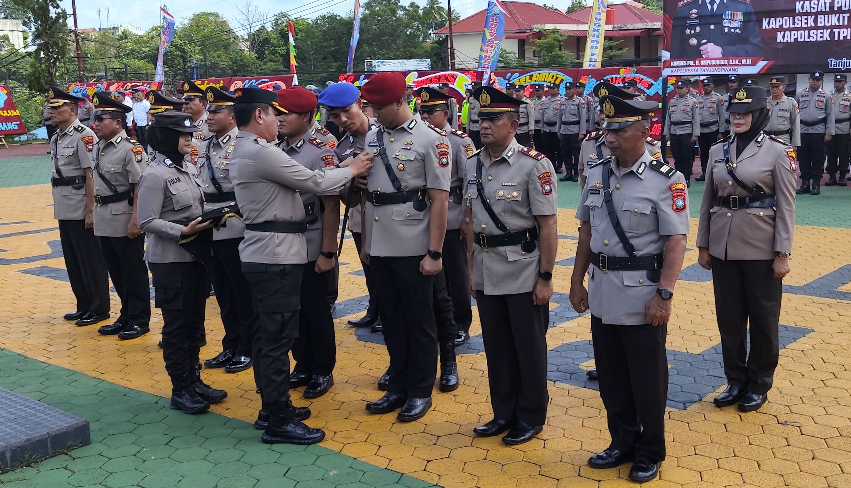 Kapolresta Tanjungpinang Kombes Heribertus Ompusunggu melantik pejabat utama di Mapolresta Tanjungpinang.