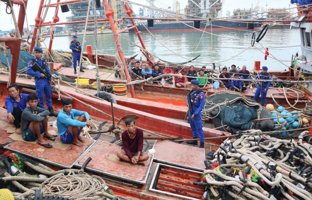 Polairud Baharkan Polri menangkap dua kapal ikan asing berbendera Vietnam. Kapal tersebut kini berada di Macobar Batuampar, Selasa (2/7). F