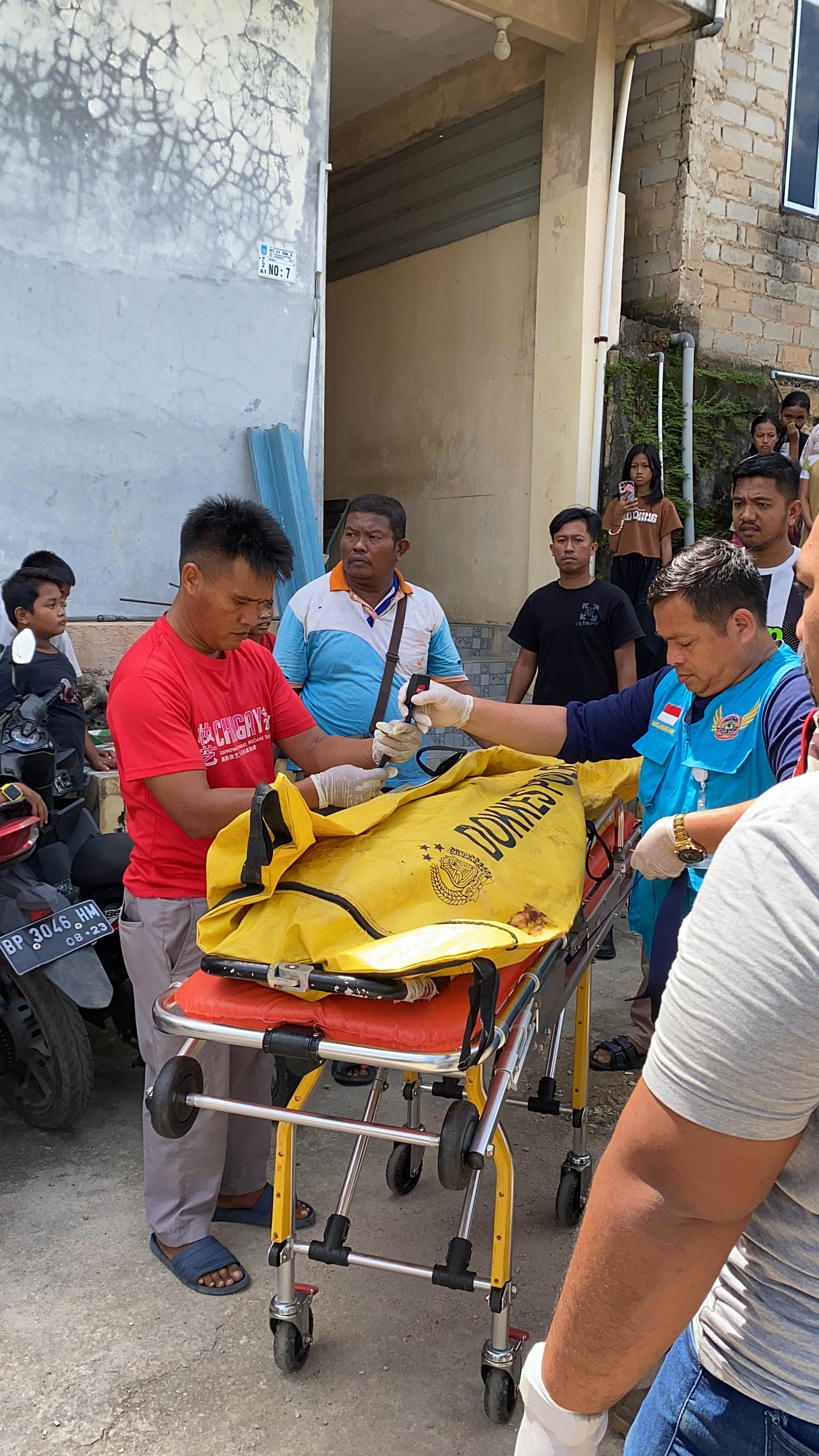 Jasad korban bunuh diri di Bengkong Asrama. F. Yofie Yuhendri/Batam Pos.