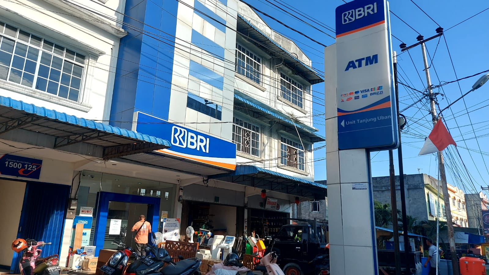 Seorang nasabah hendak masuk ke Bank BRI unit Tanjunguban yang berada di jalan Permaisuri, Tanjunguban, Bintan, Kamis (4/7/2024). 