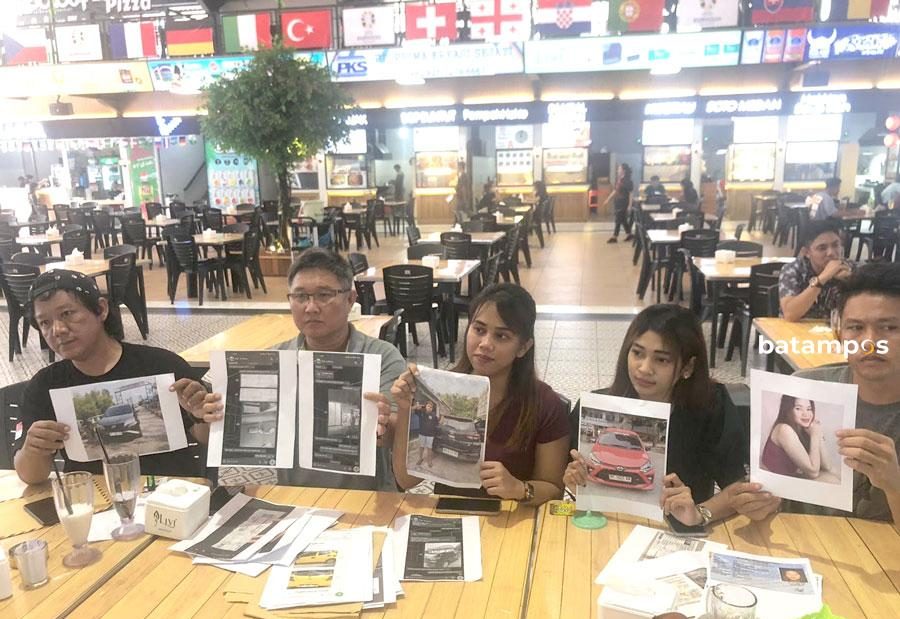 Pengusaha rental mobil menunjukkan bukti penggelapan mobil yang terjadi dalam setahun belakangan di Batam, beberapa waktu lalu