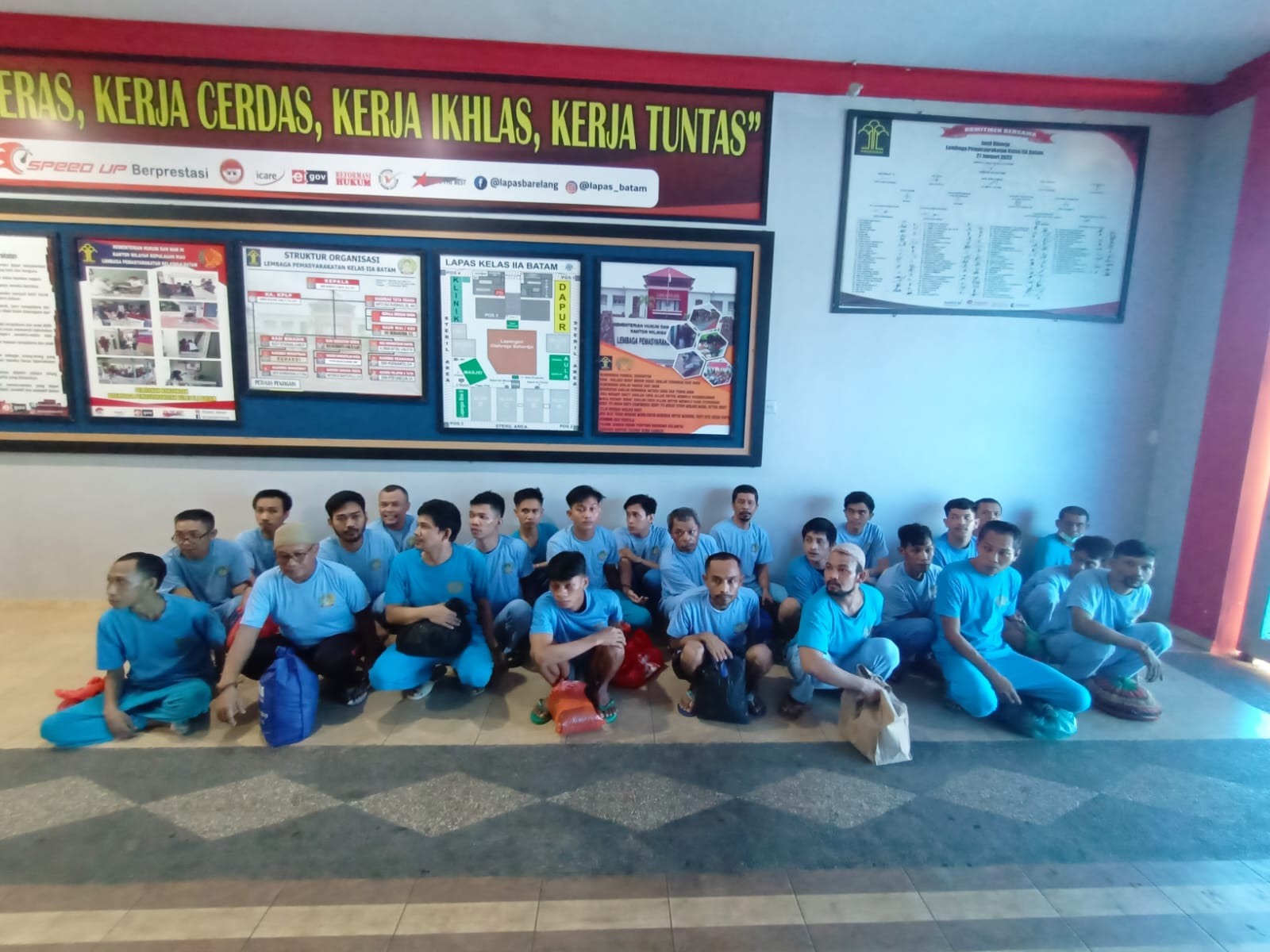 Sebanyak 75 warga binaan Rumah Tahanan Negara (Rutan) Kelas II A Batam dipindahkan ke Lapas Batam, Jumat (5/7).