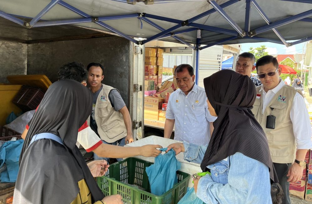 Kadisperindag Kota Batam, Gustian Riau menyaksikan pembelian sembako murah di Batam.