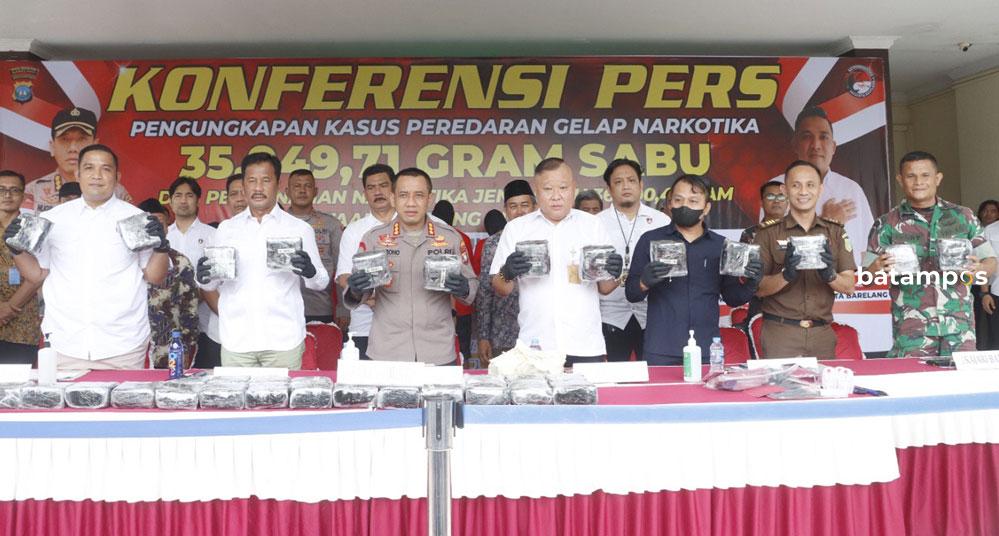 Kapolresta Barelang Kombes Nugroho Tri Nuryanto bersama Forkopimda Batam menunjukkan barang bukti sabu seberat 35,9 kg, di Mapolresta Barelang, Selasa (2/7).