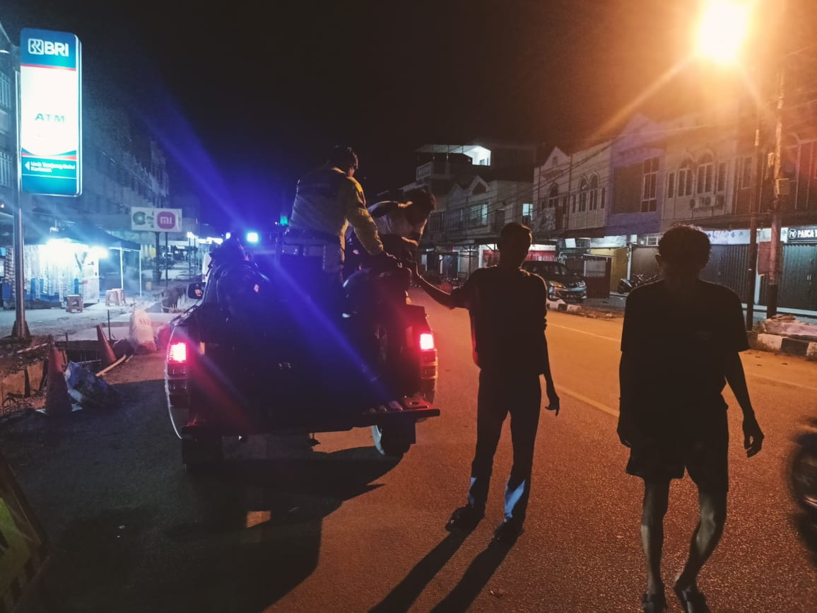 Unit Lakalantas Polres Karimun melakukan olah TKP di lokasi Lakalantas.