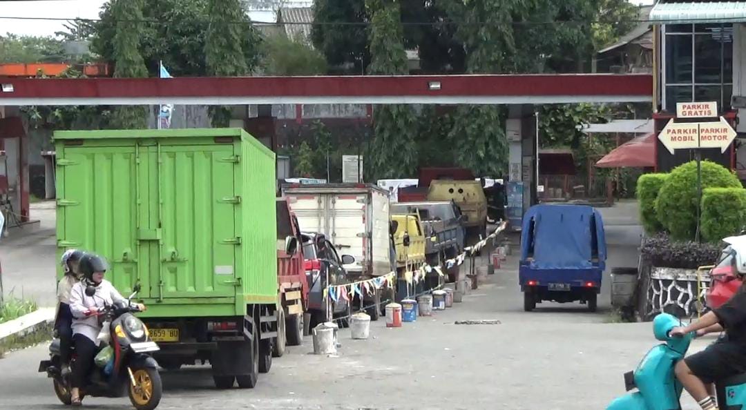 Antrean panjang truk saat mengisi BBM solar subsidi di Tanjungpinang.