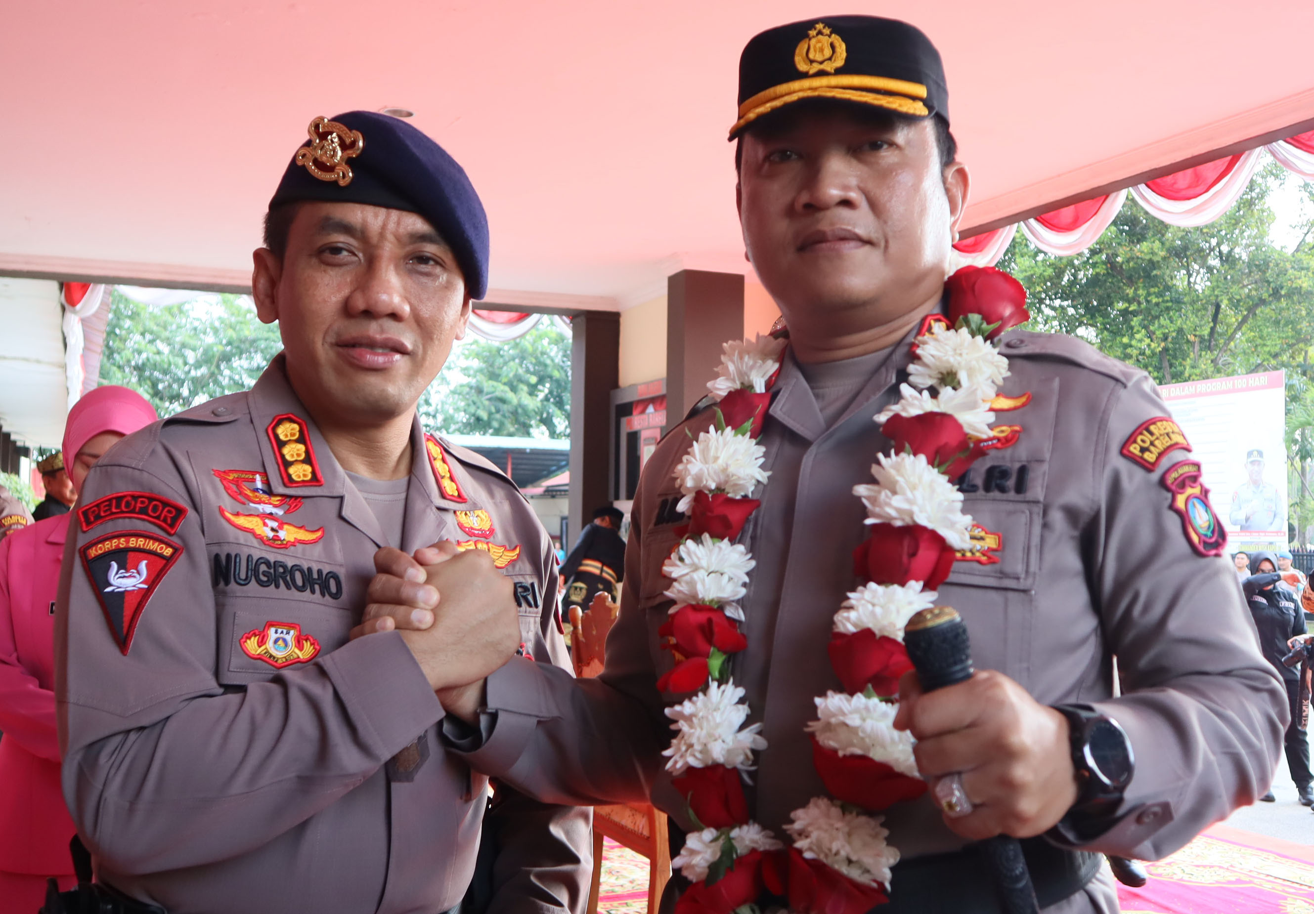 Kapolresta Barelang  Kombes Pol Heribertus Ompusunggu berjabat tangan dengan Kombes Pol Nugroho Tri Nuryanto pada acara