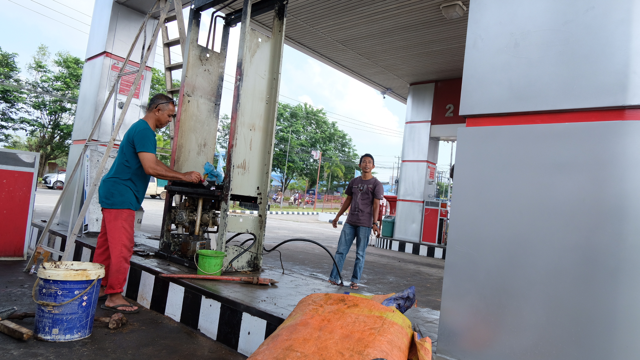 Teknisi SPBU Batu 7 Tanjungpinang sedang memperbaiki mesin dispenser BBM solar.