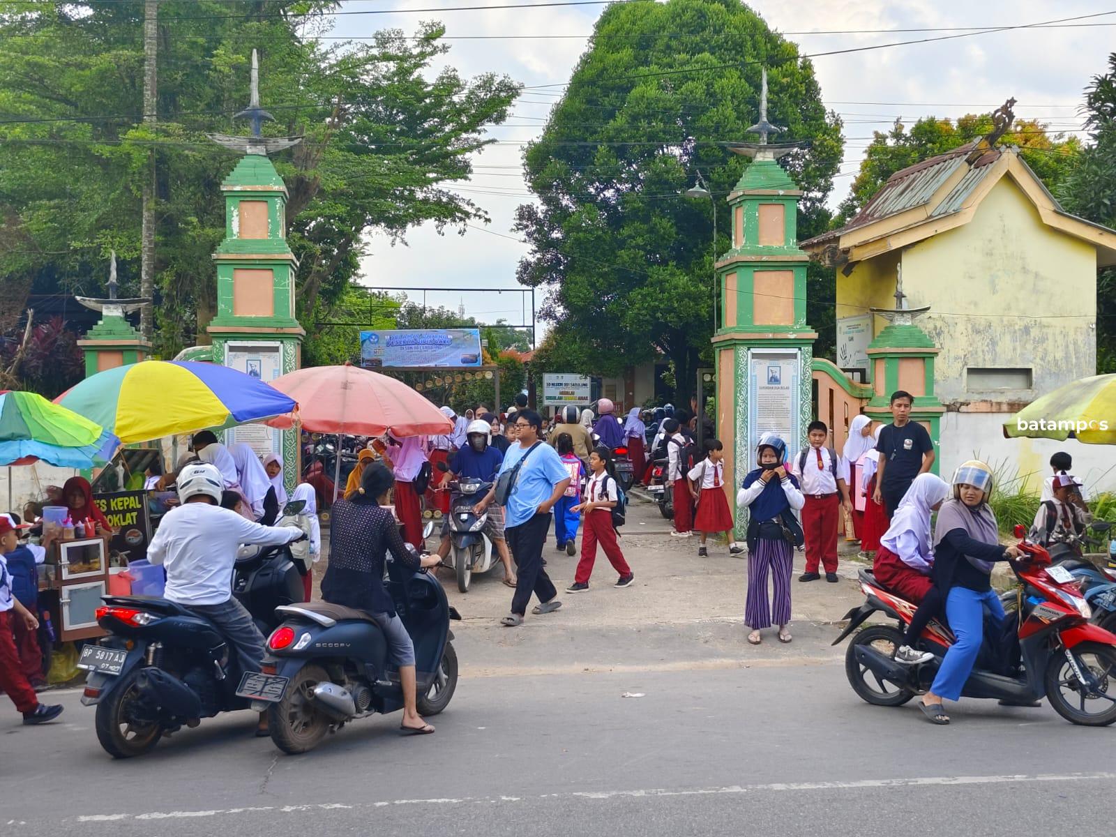 Para orang tua saat mengantarkan anaknya masuk sekolah di hari pertama sekolah.