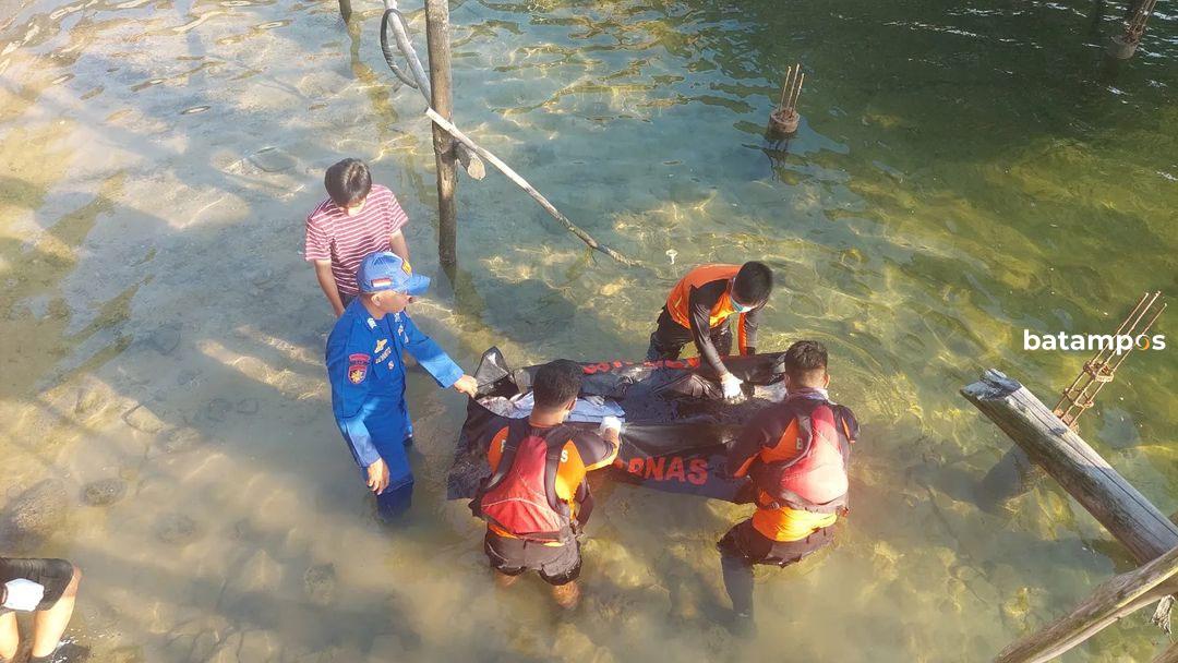 Petugas SAR mengevakuasi mayat korban.