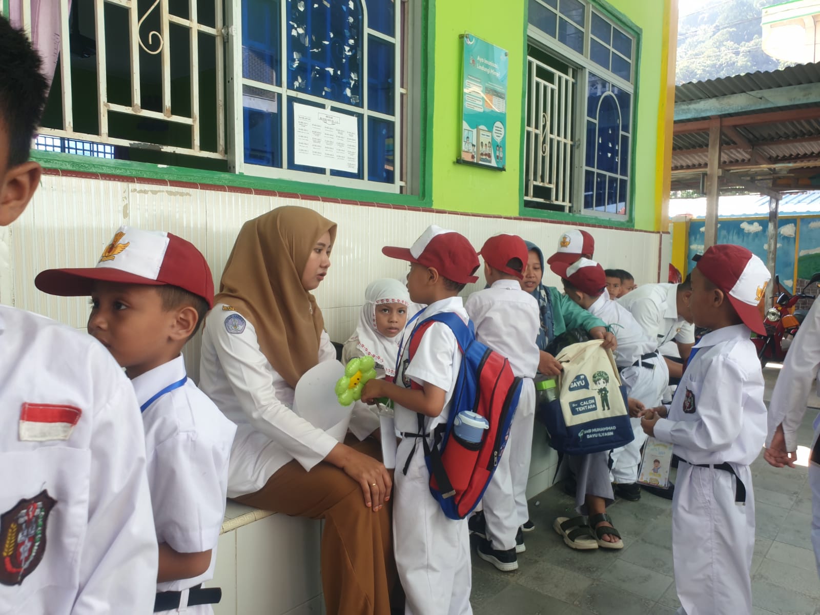 Salah seorang orang tua siswa, rela izin kerja untuk menemani anak masuk sekolah di hari pertama.