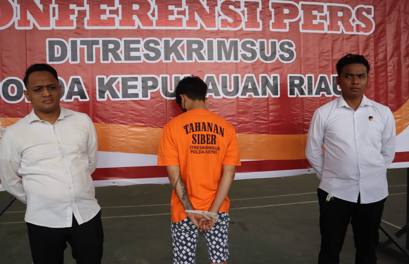 Seorang Selegram Batam yang diduga memromosikan judi online di Mapolda Kepri, Senin (15/7).