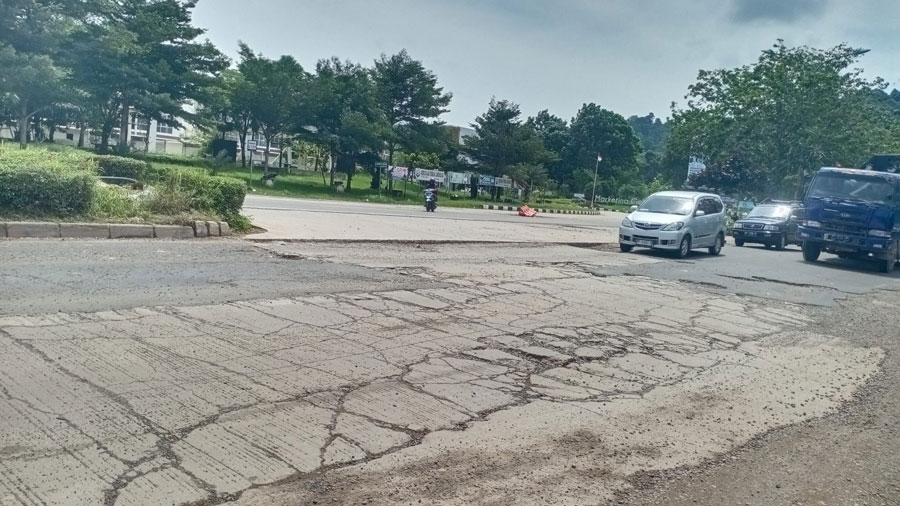 Kerusakan jalan di lokasi U Turn turunan bukit Daeng. Foto: Eusebius Sara/ Batam Pos