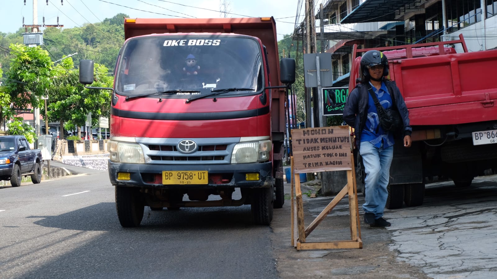 Antrean panjang truk mengisi BBM solar di Jalan MT. Haryono Tanjungpinang, ganggu tempat usaha milik warga.